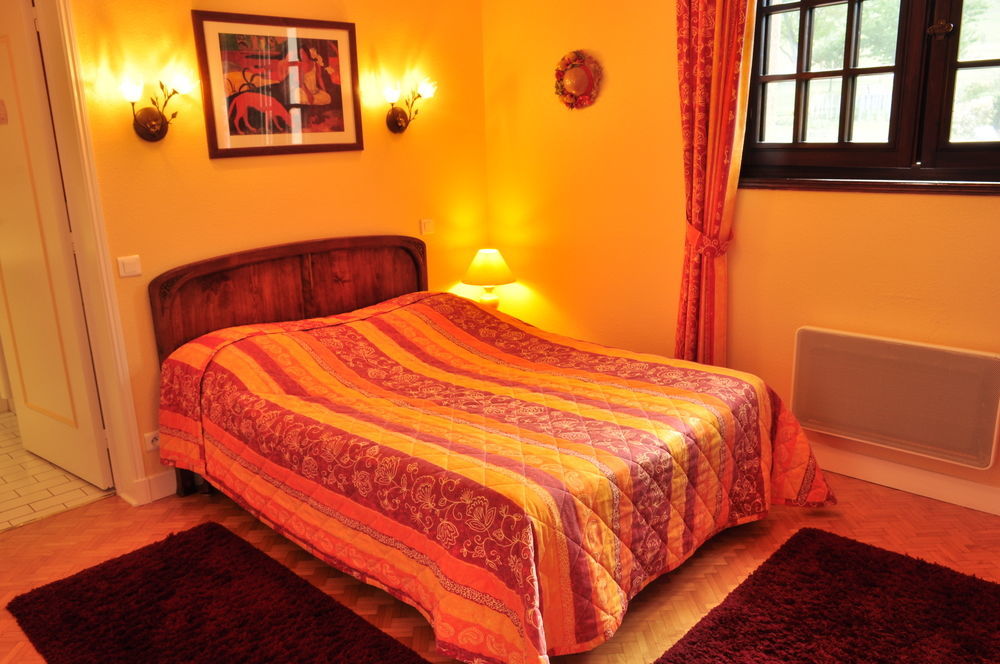 Hotel-Logis La Coraline Gannat Exterior photo